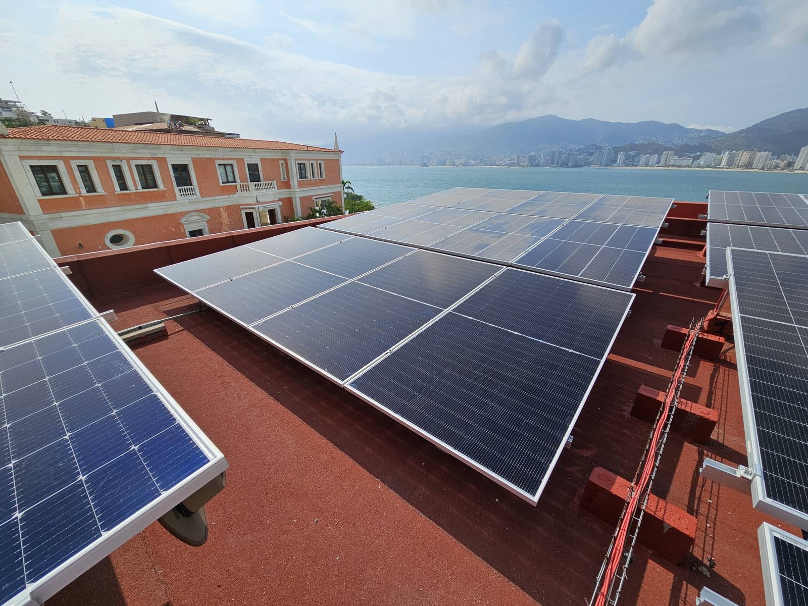 Instalación de paneles solares en Acapulco