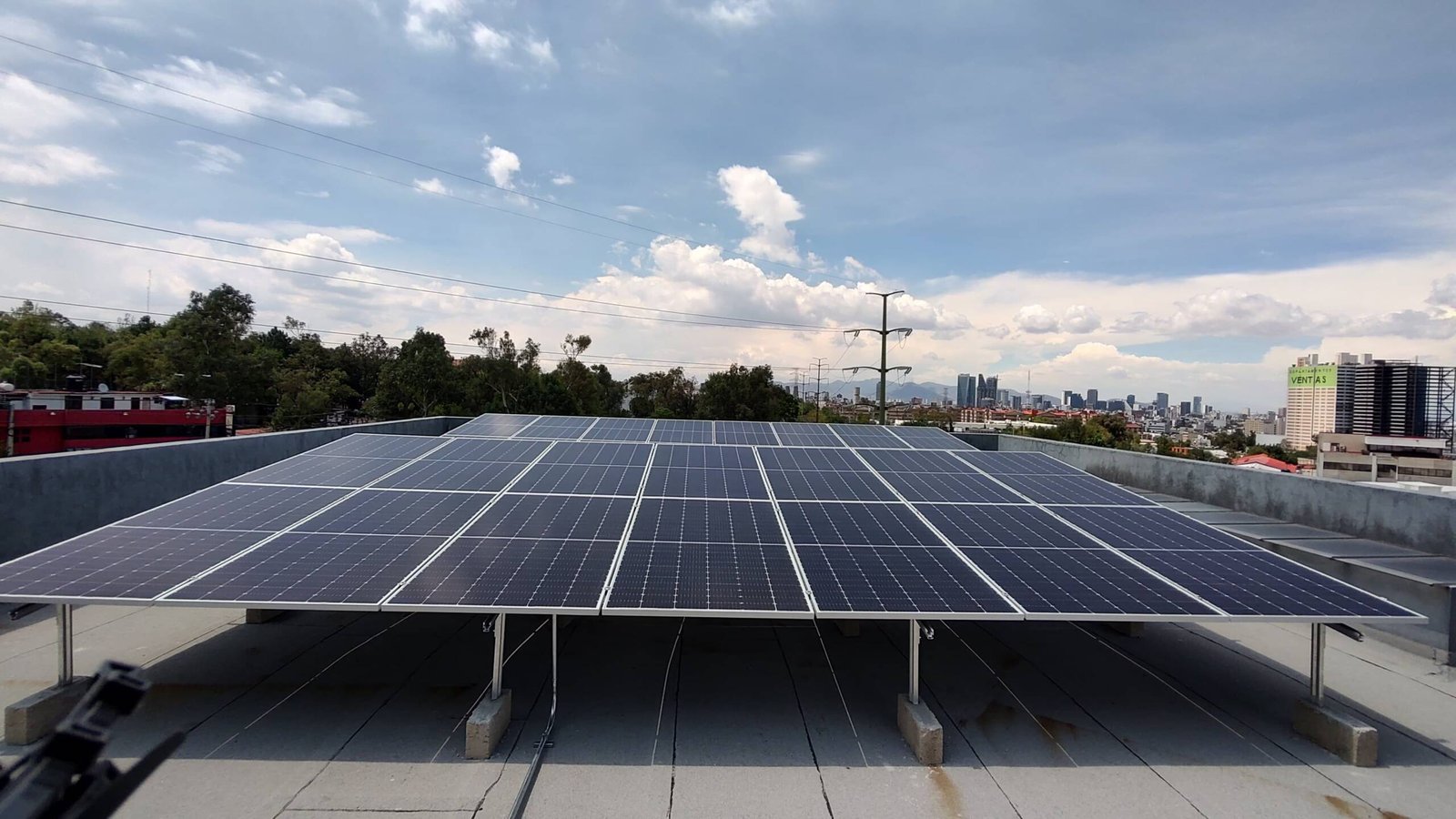 Instalación en azotea con vista a la ciudad